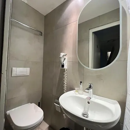 Szálloda Adrett Koenigsallee 3*