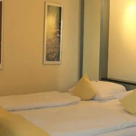 Szálloda Adrett Koenigsallee 3*